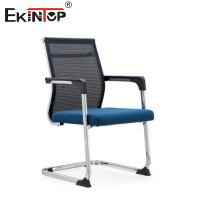 Silla de respaldo ligera y transpirable para salas de conferencias