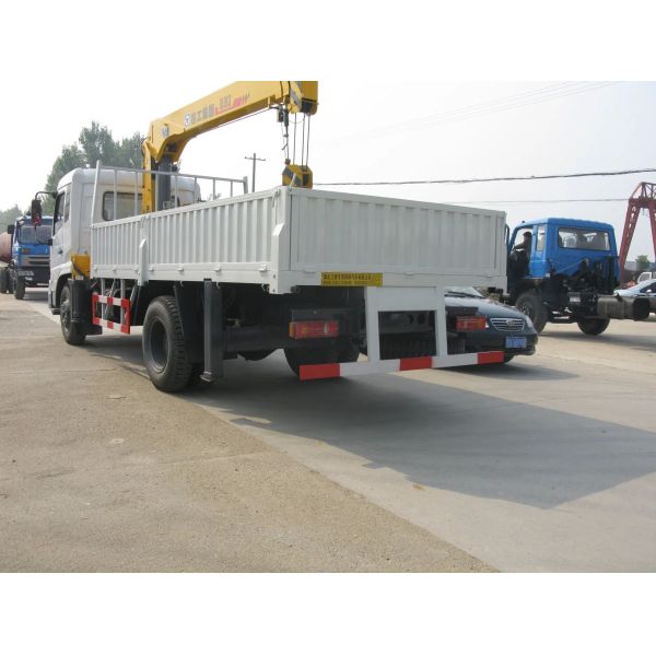 4*2 Dongfeng Truck Mounted with 8 Ton Knuckle Arm Crane Truck