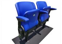 Assoalho plástico - cadeiras de dobramento montadas do estádio com braço