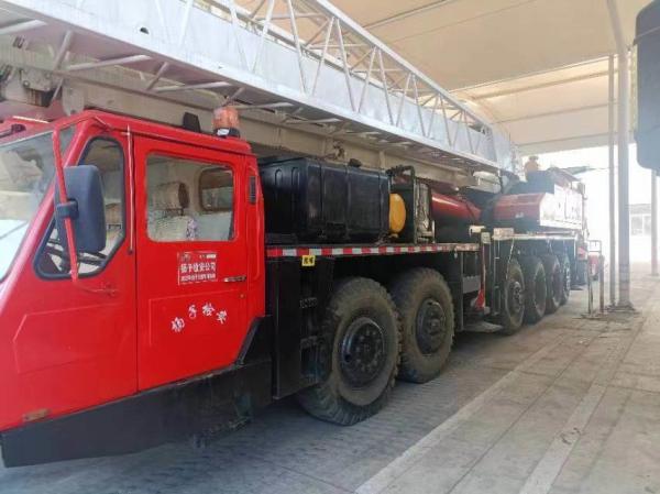 Crane de terrain Tadano de haute capacité de 130 tonnes avec hauteur de levage maximale de 40 m et 50 tonnes
