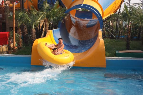 Indoor / Outdoor Commercial Fiberglass Water Slides Park Of Medium Tornado Water Ride