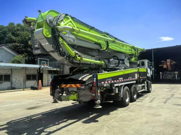 Camion pompe à béton Zoomlion 49M haute performance 2023 Équipement de construction fiable