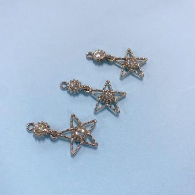 O sutiã liga de zinco da estrela do Pentagram encanta pendentes do cristal de rocha