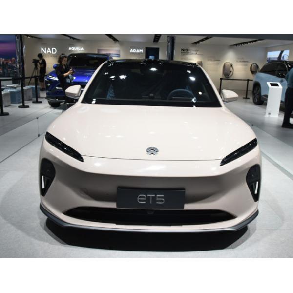 gauche de NIO ET5 de voitures électriques de la haute performance 200km/h orientant les berlines électriques de luxe
