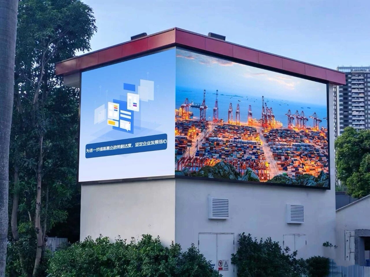 Commercial Large Outdoor LED Display Screens 90° Right Angle Splicing