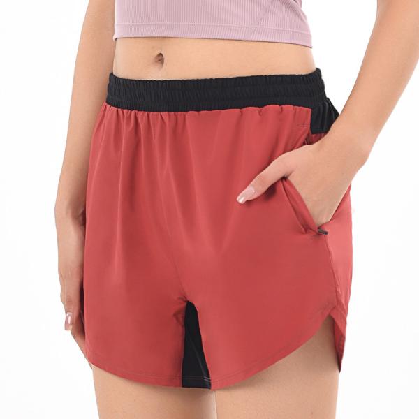 O short atlético das mulheres com os bolsos que correm bolsos laterais do short fraco do esporte