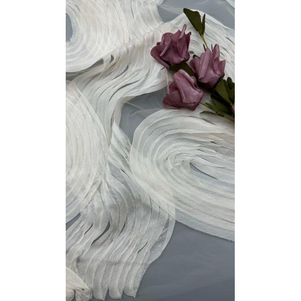 Tejido de lujo con plieges blancos duraderos y elegantes Tejido de bordado con plieges lujosos Oportunidades de bodas y cumpleaños Alta calidad