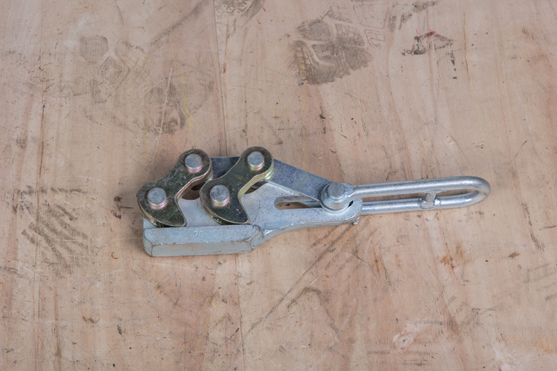 Durable Earth Wire Tensioning Clamp for 50-70mm² with 20-30 kN Load Capacity and Quick Cam-Locking