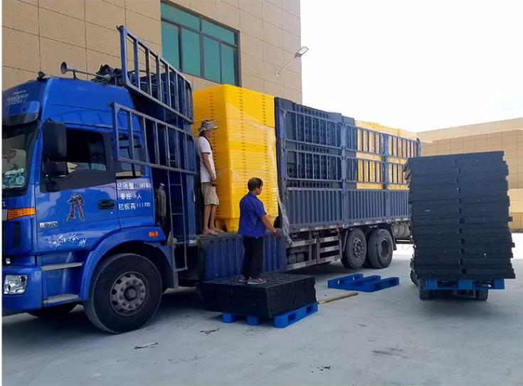 Паллет сдерживания расслоины барабанчика HDPE химический для барабанчика 55 галлонов