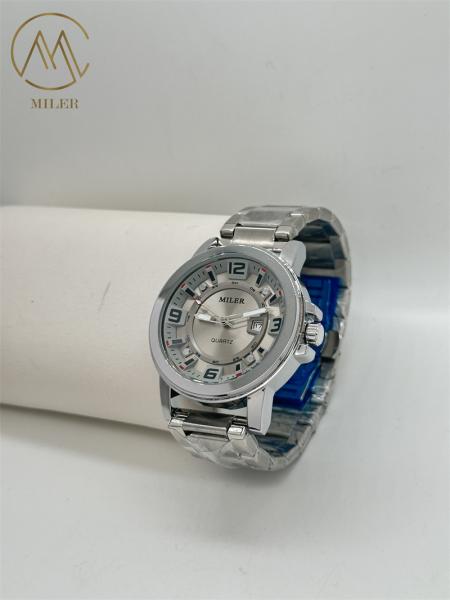 Montre en acier inoxydable en forme de boîtier rond avec ceinture métallique Résistance à l'eau 30 mètres