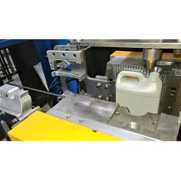 HDPE PP Plastic Processed Blow Molding Machine For 5 Liter Jerry Can Engine Oil Bottle Chemical Container Manufacturing