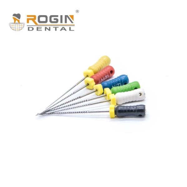 A mão usa Endo Files dental, liga K de NITI arquiva PCes do bloco 6 da endodontia/caixa