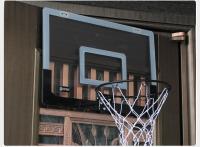 Tabela de policarbonato de basquete montada em ambiente interno para brincadeiras infantis