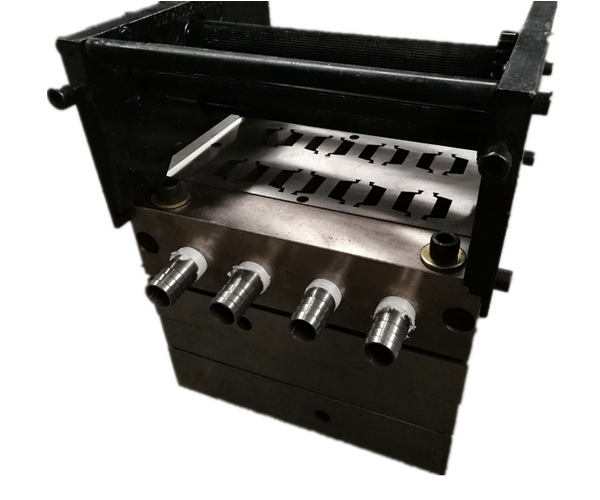 Прокладка PA пластиковая делая линию штранг-прессования прокладки изоляции жары Machinary штрангпресса трубы PA машины