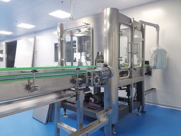 2100*1580*2300mm 3 em 1 Modelo 8-8-3 Máquina de Enchimento para Engarrafamento de Bebidas de Água