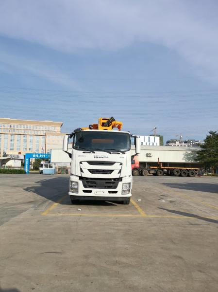 Un camion de mélangeur semi-sec de 47 mètres pour la construction lourde par une entreprise de construction