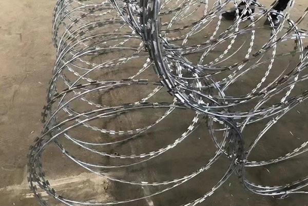 Proper Price Top Quality  Galvanized Stainless Steel 2.5 Mm Razor Barbed Wire Barbed Wire Product