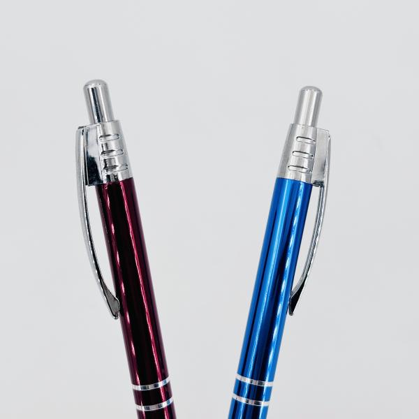 Un stylo à bille classique en aluminium antidérapant avec logo d'impression