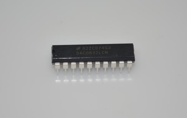 DAC0832LCN 8-Bit Multiplying DAC 1μs Settling Time ±10V Output 20mW Power DIP-20 0°C to +70°C