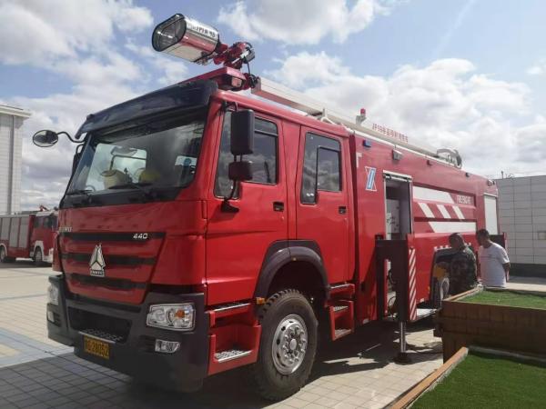 SINOTRUK 18 Meter Water Tower Fire Truck 460HP 10 Wheel Heavy Duty