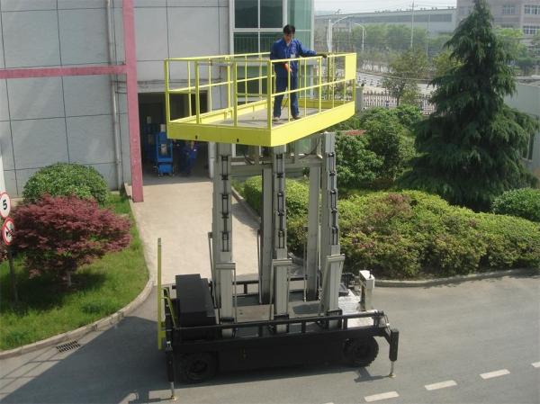 Seis antenas automotoras do mastro Scissor a plataforma grande do elevador para a construção de aço