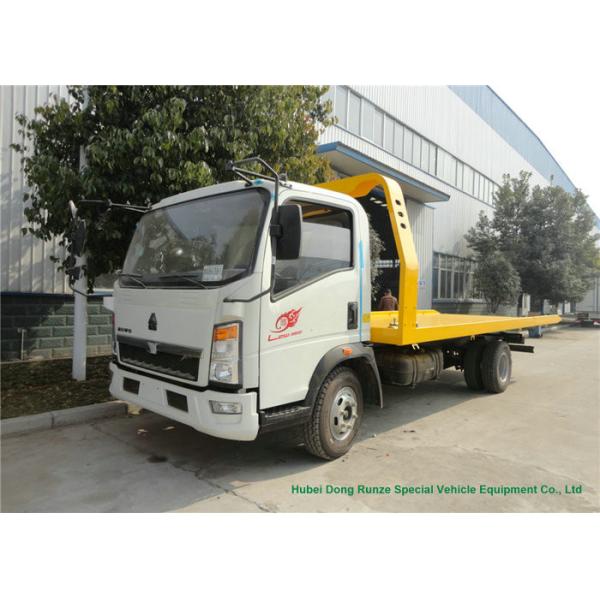 HOWO Light Duty Flatbed Tow Truck Carrier For Car / SUV Road Recovery 3 - 5 Ton