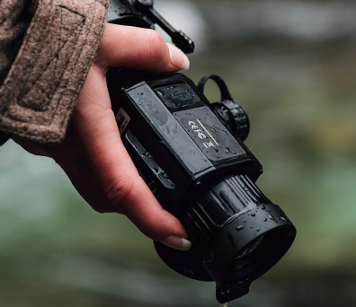 Тепловизионный монокуляр с дальностью обнаружения 2600 м, OLED-дисплеем 1440×1080 и временем работы от батареи >7 часов