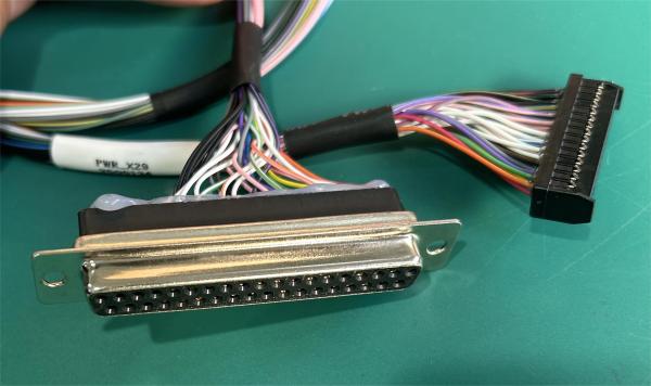 2列のワイヤーハーネスコネクタ 絶縁 メタルシールド 取得 信号ワイヤハーネス 2.5KV DB37