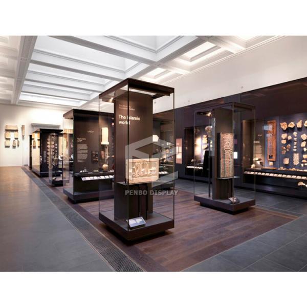 Contador del escaparate de la exhibición del museo del OEM