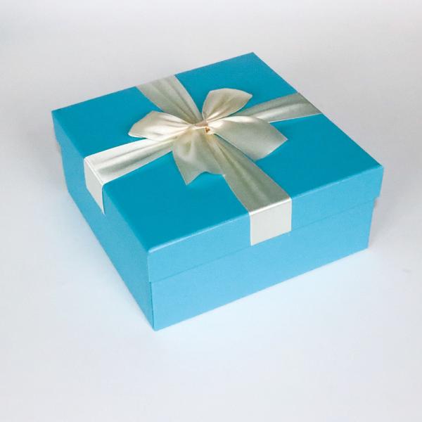 Boîte-cadeau de empaquetage de papier de logo fait sur commande de Zhonghao avec le ruban