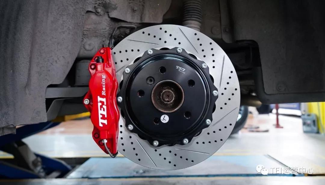Большие тормозные комплекты для BMW F30 F35 F10 18 дюймовое переднее и заднее колесо с 355 * 32 мм ротором