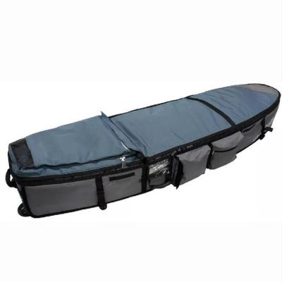 A prancha rodada ostenta o saco do curso para 2-4 Shortboards