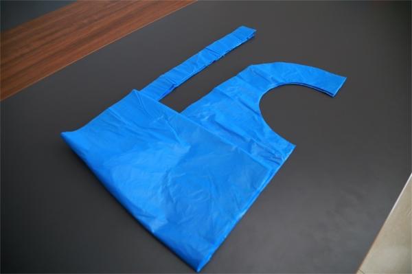 HDPE / LDPE Disposable Plastic Aprons , Flat Packed Disposable Craft Aprons