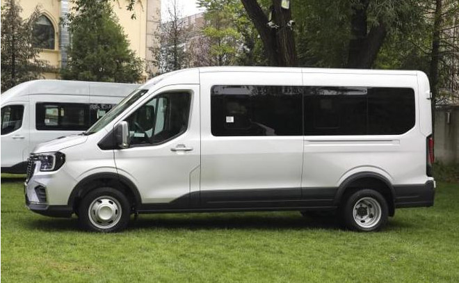 Белый микроавтобус Ford Transit 15 мест Jiangling 10 мест микроавтобус