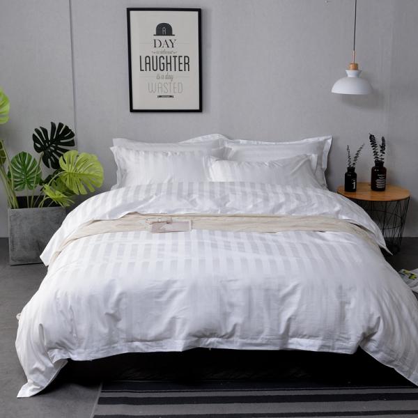 Un lit de lit de luxe en satin de style européen avec un design Jacquard exquis.