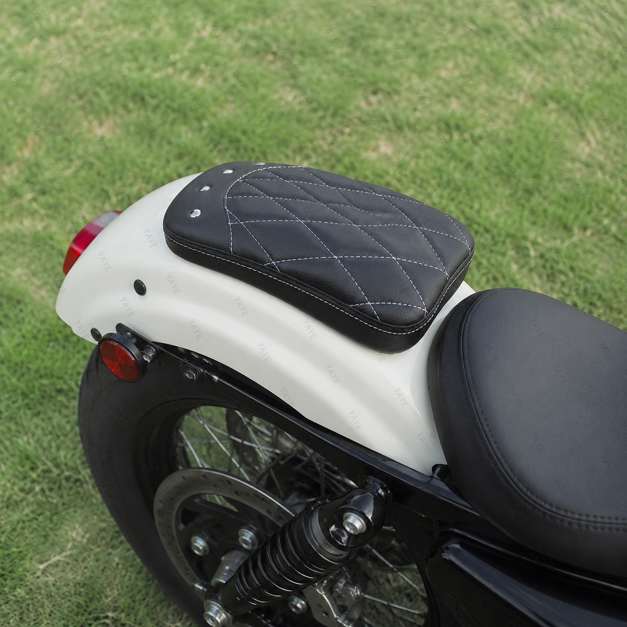 Motorcycle rear seat, retro suction cup single seat, 6 suction cups or 8 suction cups, suitable for Harley-Davidson 883, 1200, Choppers Dyna.