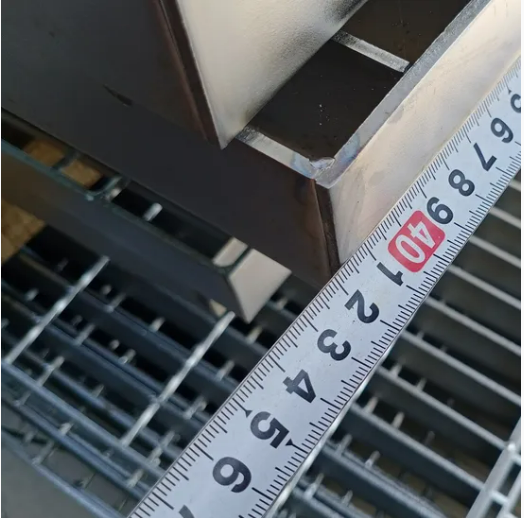 Galvanized Welded Steel Grating with Serrated Surface for Platform Walkways