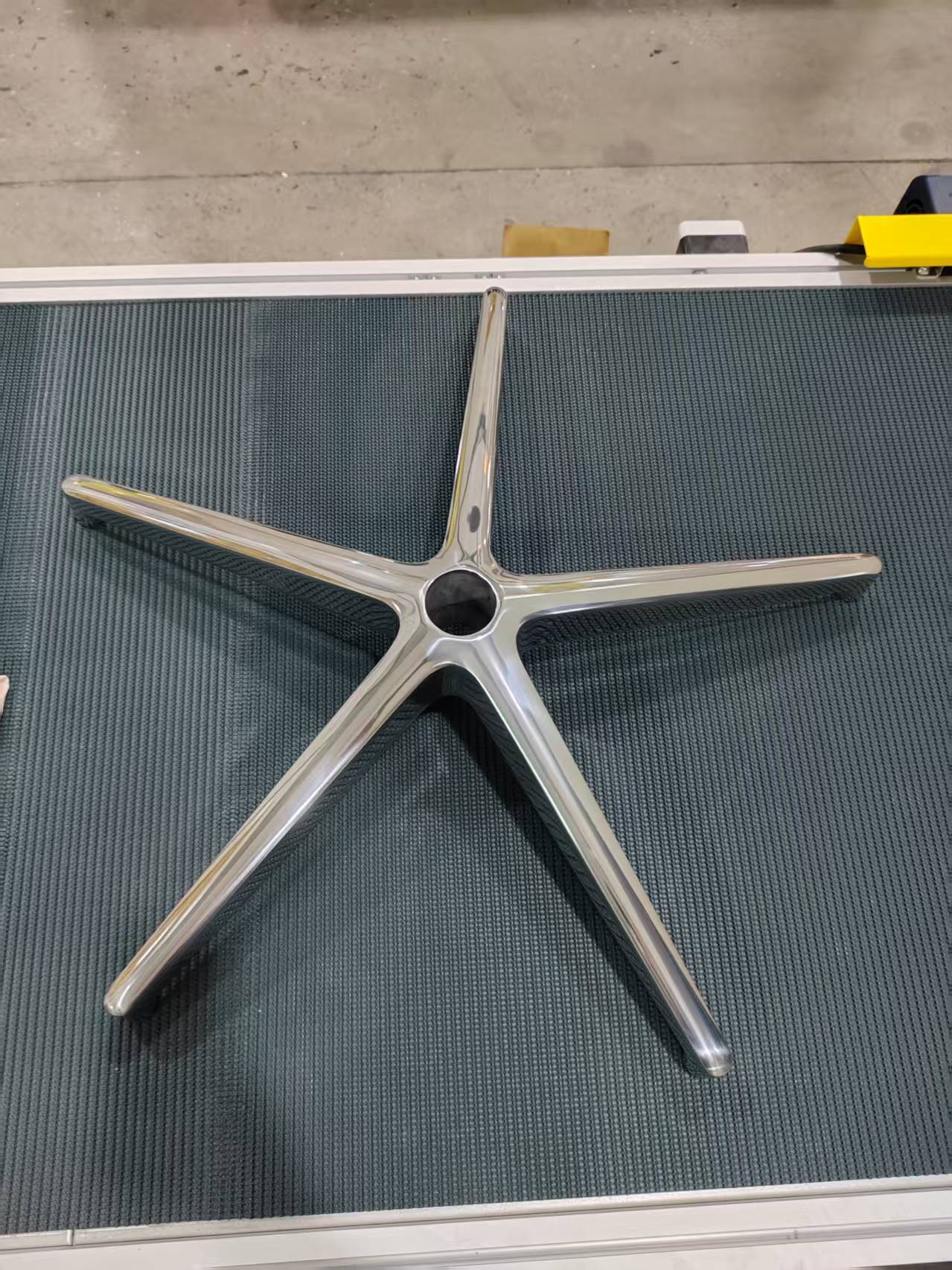 High-Volume Robotic Polishing Machine For Aluminum Chair Base