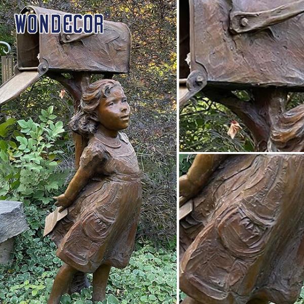 Маленькая девочка под медной скульптурой Металлический почтовый ящик в саду