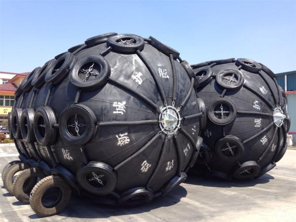 Fenders neumáticos marinos negros flexibles con durabilidad, fácil mantenimiento e instalación sencilla