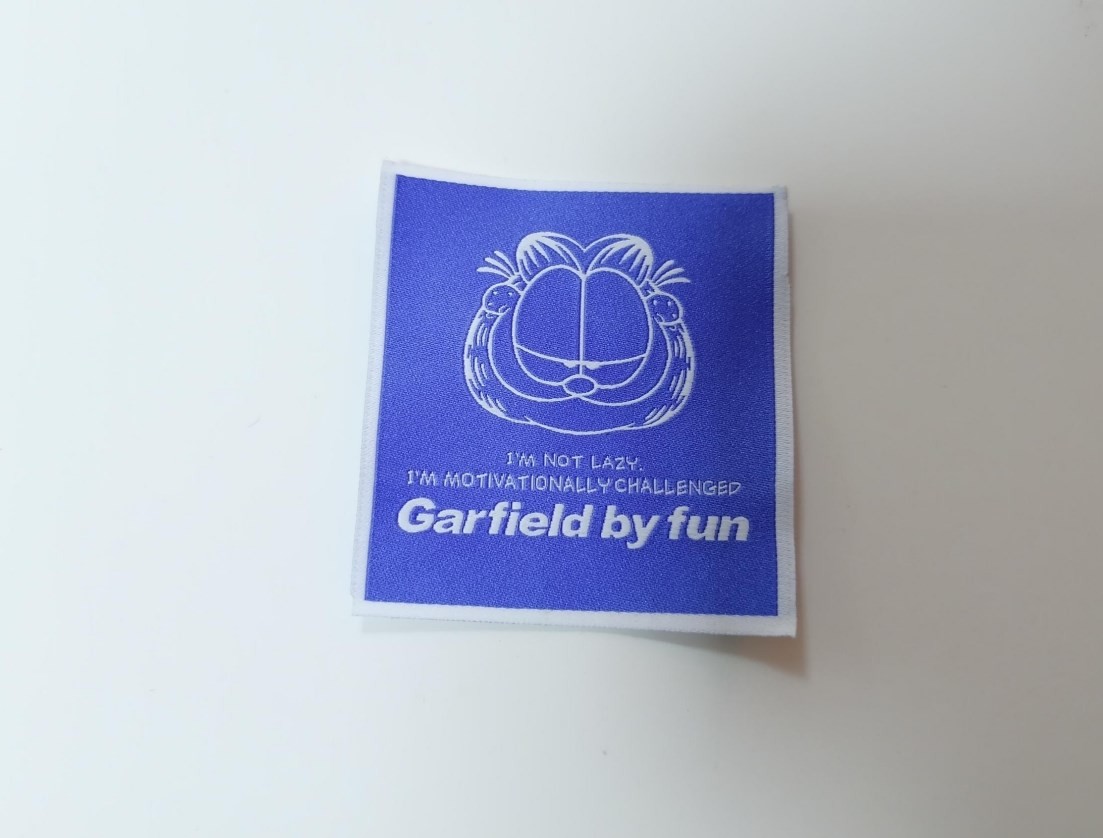 Подгонянный ярлык дизайна сплетенный футболкой, ярлык одежды сплетенный шеей