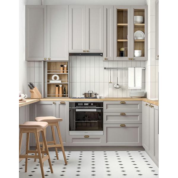 El gabinete de cocina moderno de lujo y el mostrador de mármol