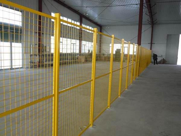 O Pvc 3x2 azul e amarelo revestiu a rede de arame soldada para a cerca do isolamento da oficina