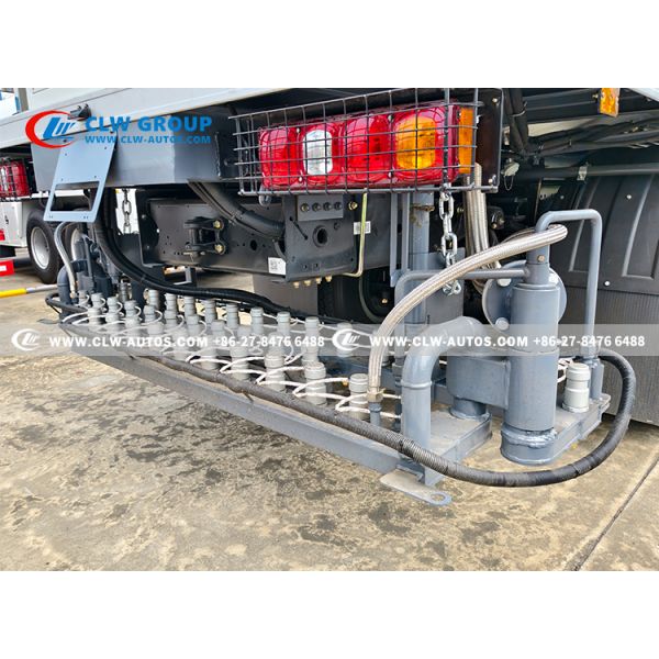 SHACMAN X3000 10m³ Asphalt Distributor Truck Precise Asphalt Spreading For Road Maintenance