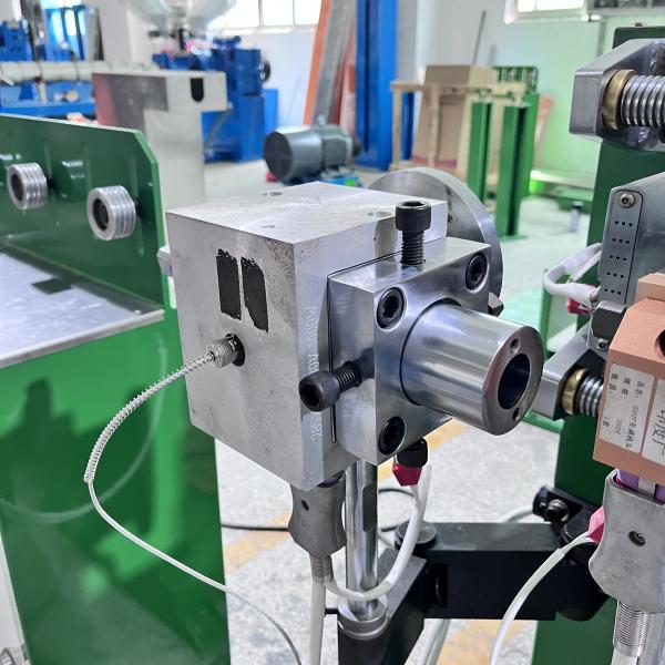 Adjustable 40mm Extruder Cross Head Wires And Cables Are Free Of Interference With Extruder Machinery