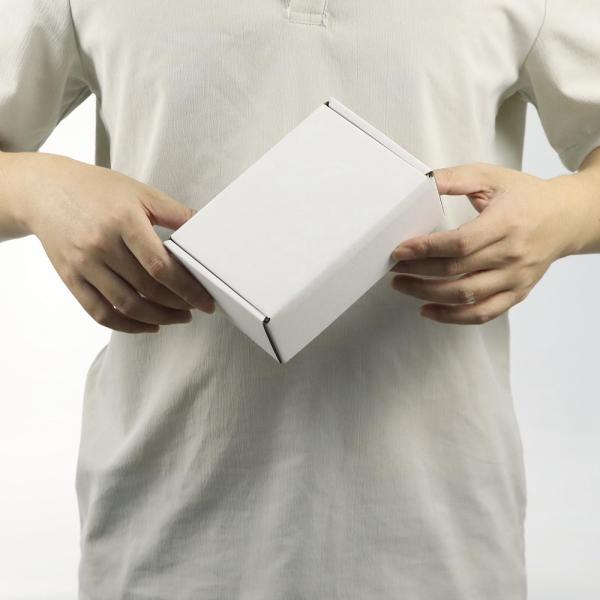 Materiais reciclados Logotipo personalizado Caixas de correio em cartão preto e branco para transporte marítimo de luxo