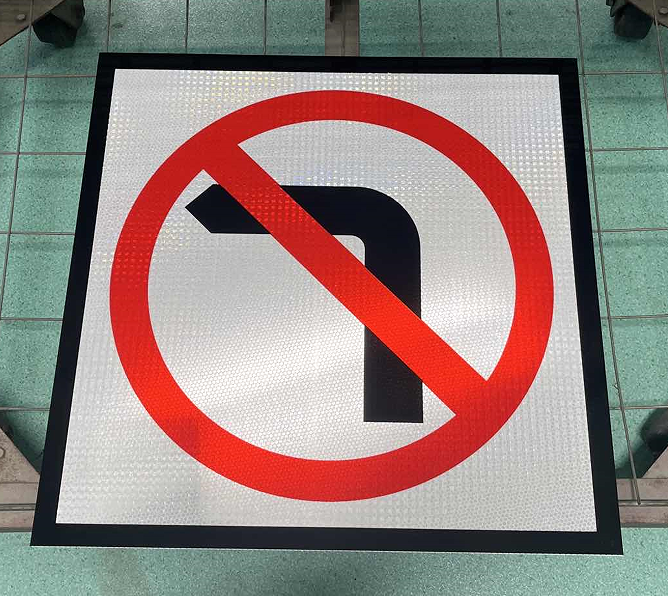 Traffic Sign with Easy Installation Features Suitable for Temporary and Permanent Traffic Regulation Projects