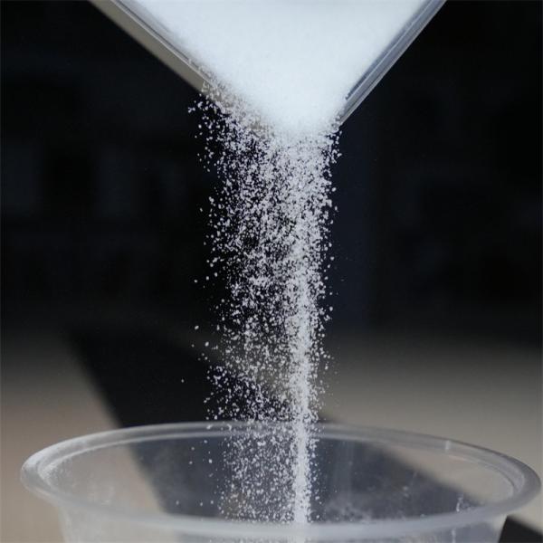 Agent de sédimentation à haute température blanc pour une efficacité de sédimentation accrue dans des environnements à température élevée