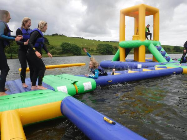 Lago que flutua o parque inflável da água/jogos infláveis da água para adultos e crianças