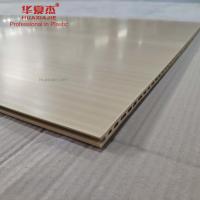 El panel de pared de madera de Wpc del diseño que irrita para la decoración casera
